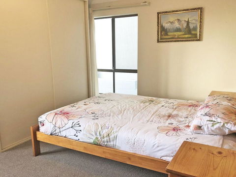 2 'Tradewinds', 110 Victoria Parade - Fantastic Unit With Waterviews & Close To The Marina - Accommodation Bookings 1