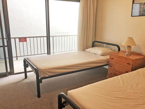 2 'Tradewinds', 110 Victoria Parade - Fantastic Unit With Waterviews & Close To The Marina - Accommodation Bookings 3