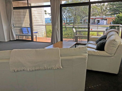 2 'Villa Ellisa', 8-10 Columbia Cl - Beautiful Water Views & Directly Across To Little Beach - Accommodation Bookings 2