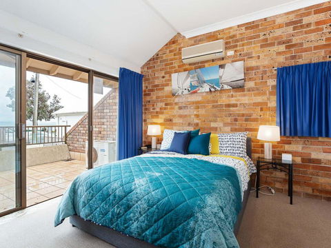 2 'Yachtsman Rest', 37 Victoria Parade - Foxtel, Aircon, Waterviews - Accommodation Bookings 1