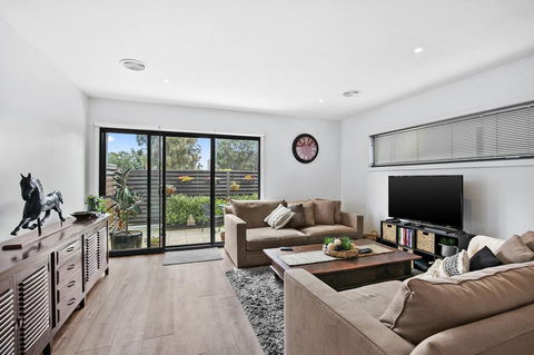 2 Bedroom Townhouse - Family & Corporate Bookings Only - Accommodation Bookings 1