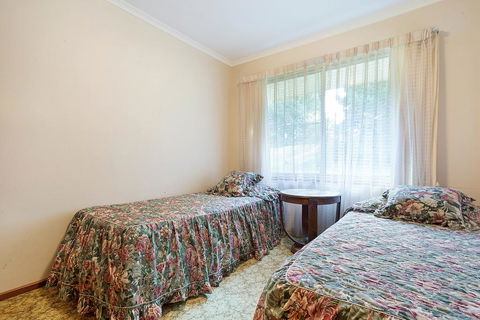 2 Water Crescent - Retro Haven - Accommodation Bookings 1