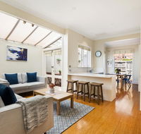 2-Bed House With Patio Near Bars and Restaurants