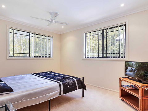 2/11a Christmas Bush Avenue - Fantastic Townhouse Close To Dutchies Beach - Accommodation Bookings 2