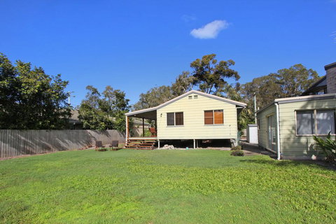 24 Sundew Street, Mudjimba - 500 Bond - Pet Friendly, Linen Supplied, WIFI, Air Cond. - Accommodation Bookings 1