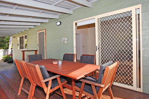 24 Sundew Street, Mudjimba - 500 Bond - Pet Friendly, Linen Supplied, WIFI, Air Cond. - Accommodation Bookings 3