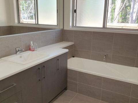 26 Satinwood Drive- Low Set Modern, Sleeps 8 - Accommodation Bookings 2