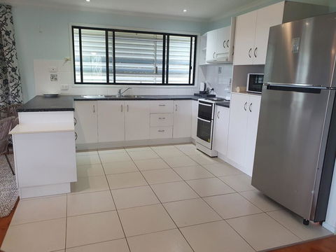 27 Bomburra Court - Rainbow Beach, Spacious, Comfortable, Large Deck, Private - Accommodation Bookings 3