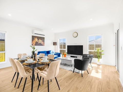 Brand New Comfy Home, 4Bedroom, Designer Furniture - Accommodation Bookings 2