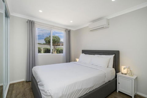 Bright And Spacious 2-Bed Thornlie Family Home - Accommodation Bookings 1