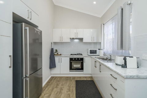 Bright And Spacious 2-Bed Thornlie Family Home - Accommodation Bookings 2