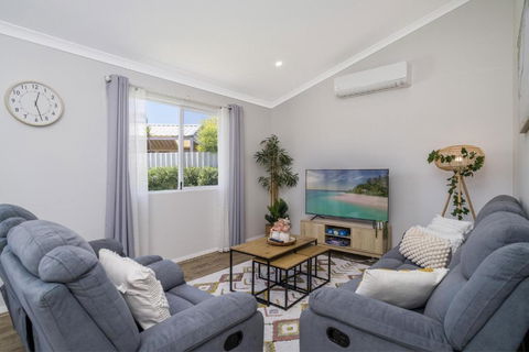 Bright And Spacious 2-Bed Thornlie Family Home - Accommodation Bookings 0