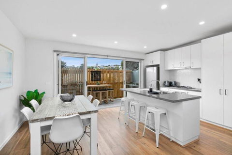 CASA EMEC- PETS WELCOME Luxury, Aircon, Walk To The Shops And Beach! Outdoor Shower And Garage Parking - Accommodation Bookings 0