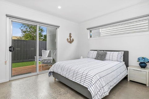 CASA EMEC- PETS WELCOME Luxury, Aircon, Walk To The Shops And Beach! Outdoor Shower And Garage Parking - Accommodation Bookings 3