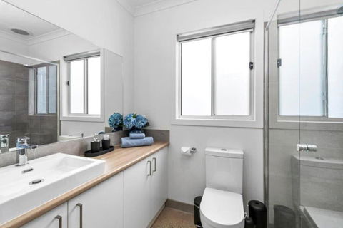 CASA EMEC- PETS WELCOME Luxury, Aircon, Walk To The Shops And Beach! Outdoor Shower And Garage Parking - Accommodation Bookings 2