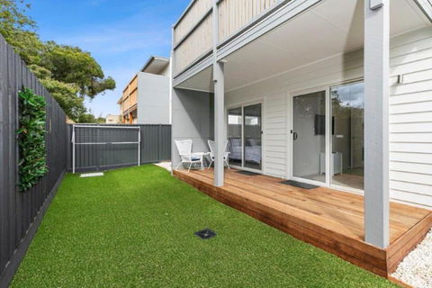 CASA EMEC- PETS WELCOME Luxury, Aircon, Walk To The Shops And Beach! Outdoor Shower And Garage Parking - Accommodation Bookings 1