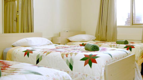 CATALINA Lake-front RETREAT - Accommodation Bookings 3