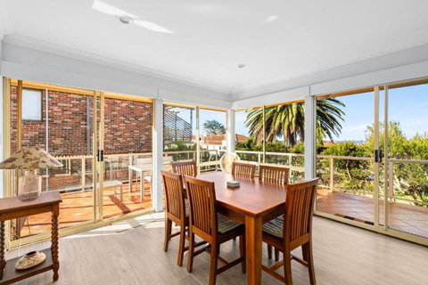 Charming 2-Bed Townhouse 5-Min From Beach - Accommodation Bookings 0