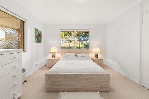 Charming 2-Bed Townhouse 5-Min From Beach - Accommodation Bookings 1
