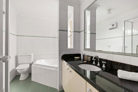 Charming 2-Bed Townhouse 5-Min From Beach - Accommodation Bookings 2