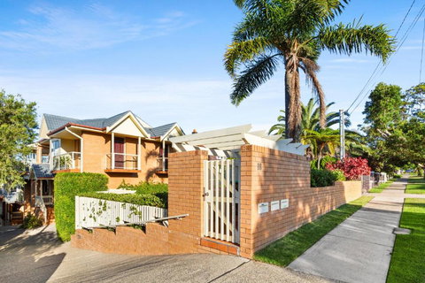 Charming 2-Bed Townhouse 5-Min From Beach - Accommodation Bookings 3