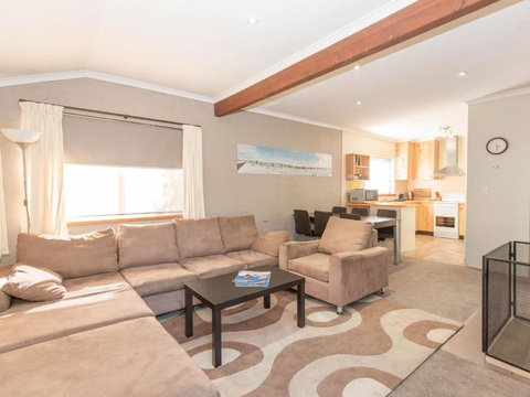 Charvel 2 35 Gippsland Street - Accommodation Bookings 0