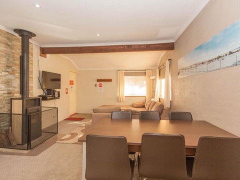 Charvel 2 35 Gippsland Street - Accommodation Bookings 3