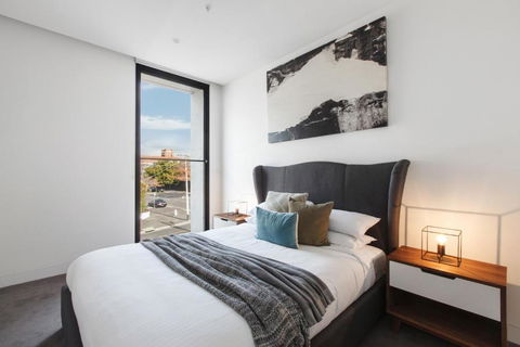 Chic 1-Bed With A Sleek Balcony Near Shops - Accommodation Bookings 1