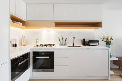 Chic 1-Bed With A Sleek Balcony Near Shops - Accommodation Bookings 2