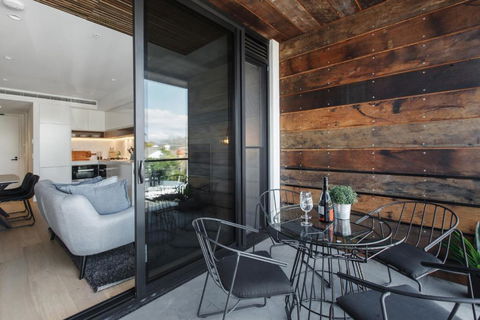 Chic 1-Bed With A Sleek Balcony Near Shops - Accommodation Bookings 4