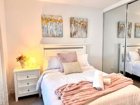 Chic 1BR Apt Urban Retreat Pool Parking Gym - Accommodation Bookings 2