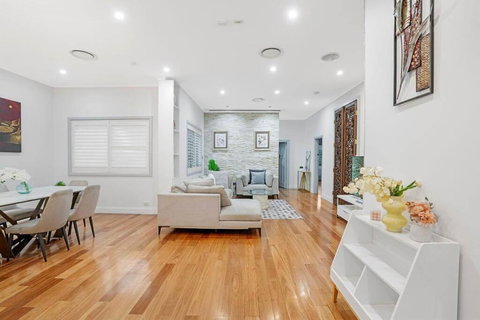 Chic 4 Bedroom House Five Dock - Accommodation Bookings 3