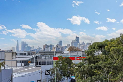 CITY VIEW-Vivid Condo In Mascot - Accommodation Bookings 0