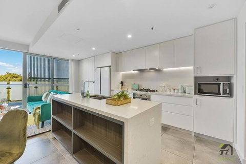 CITY VIEW-Vivid Condo In Mascot - Accommodation Bookings 1
