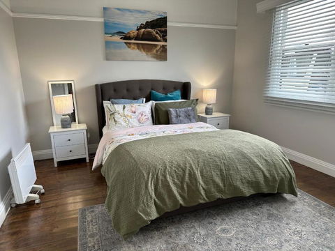 Daisy Cottage On Duke 2BR - Accommodation Bookings 2