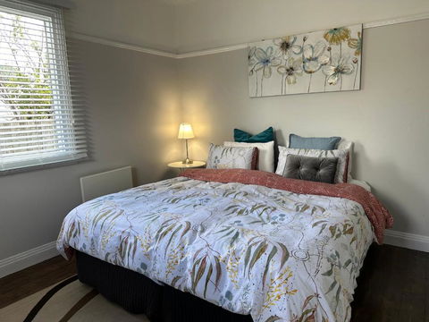 Daisy Cottage On Duke 2BR - Accommodation Bookings 3