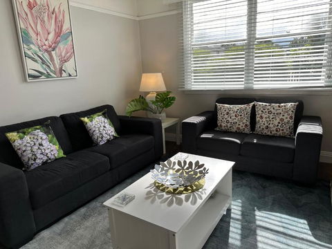 Daisy Cottage On Duke 2BR - Accommodation Bookings 4