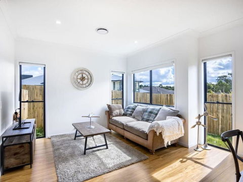 Cute 4BR Family Home In Calamvale - Accommodation Bookings 1