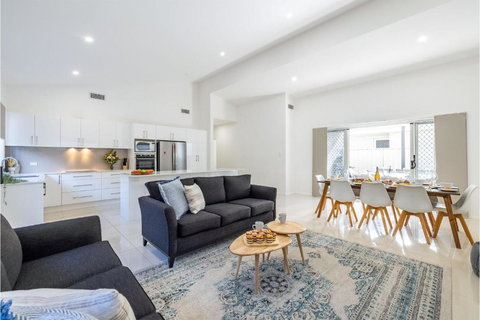 Daze On Dowling 25b Dowling Street WiFi, Air Conditioning 700 Metres To The Water - Accommodation Bookings 1