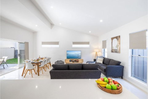 Daze On Dowling 25b Dowling Street WiFi, Air Conditioning 700 Metres To The Water - Accommodation Bookings 4