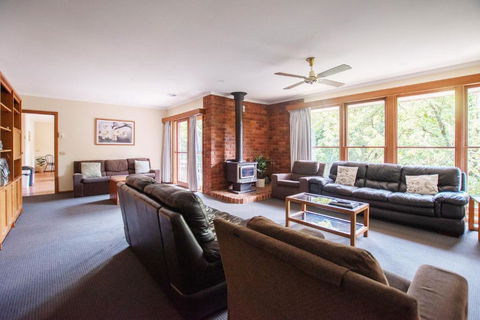 Delany Lodge - 5 Bedrooms - Accommodation Bookings 3