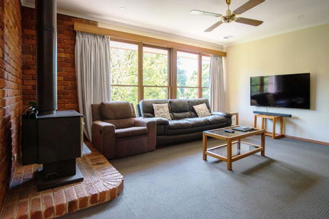 Delany Lodge - 6 Bedrooms - Accommodation Bookings 4