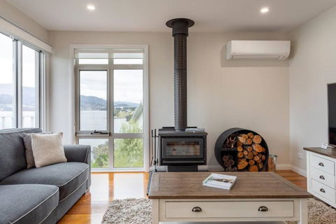 Derwent River Cottage - Tranquil Waterfront Living - Accommodation Bookings 3
