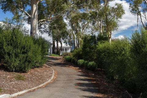 Derwent River Cottage - Tranquil Waterfront Living - Accommodation Bookings 1
