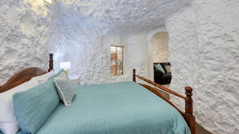 Desert Hideaway - Underground Living - White Cliffs - Accommodation Bookings 4