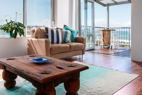 2BR Coolum Beachfront , 180 Views , Wine, Netflix - Accommodation Bookings 2
