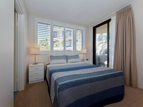 3 'COLUMBIA', 12 COLUMBIA CLOSE - LARGE UNIT WITH FANTASTIC WATER VIEWS - Accommodation Bookings 2