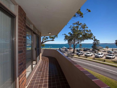 3 'COLUMBIA', 12 COLUMBIA CLOSE - LARGE UNIT WITH FANTASTIC WATER VIEWS - Accommodation Bookings 1