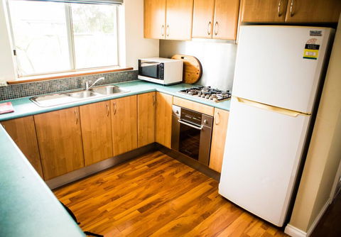 3 Bdrm House With Parking & Outdoor Entertaining - Accommodation Bookings 3