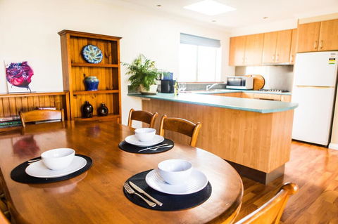 3 Bdrm House With Parking & Outdoor Entertaining - Accommodation Bookings 1